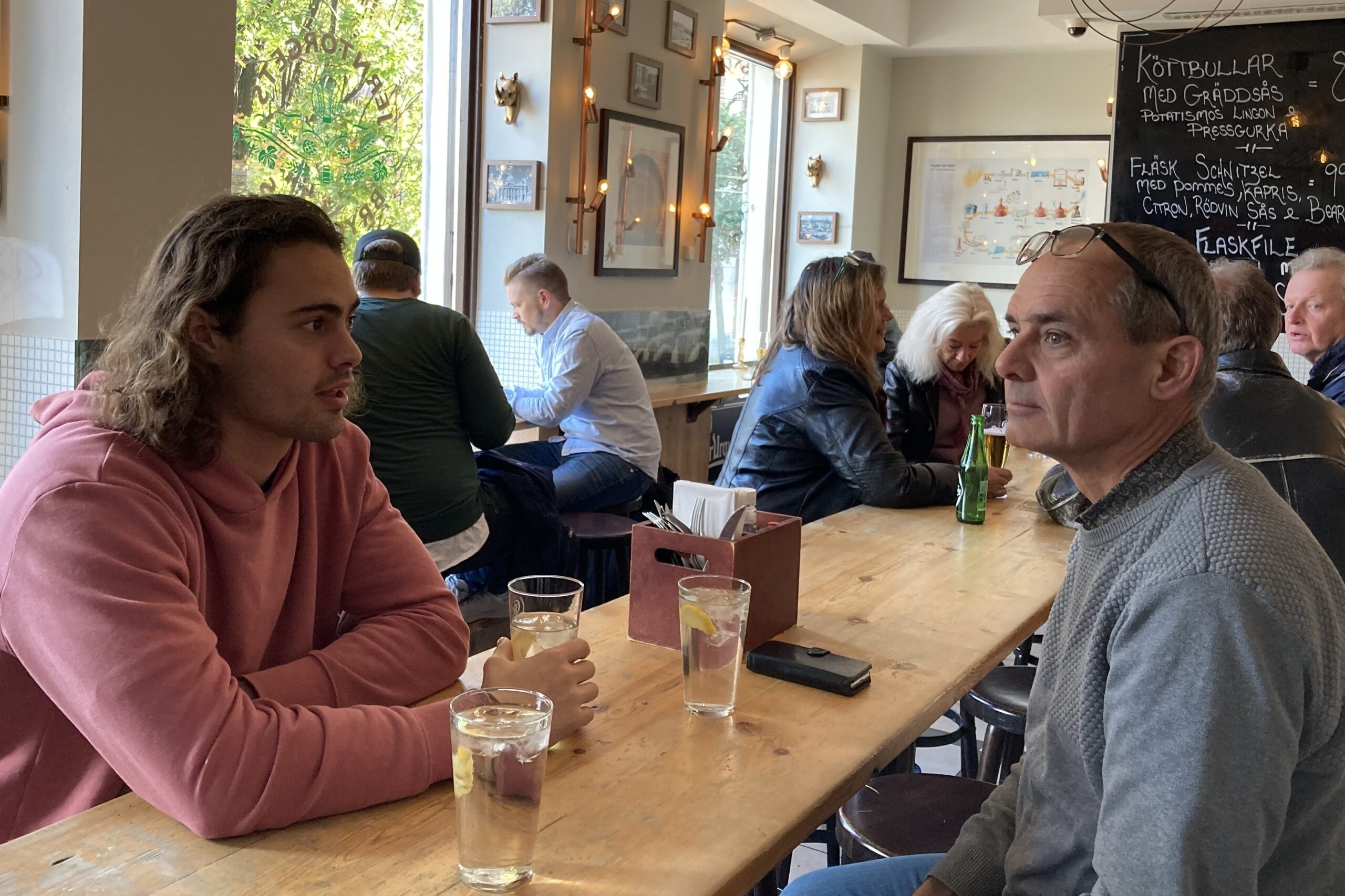 Jesper och Mats väntar på lunch i Göteborg