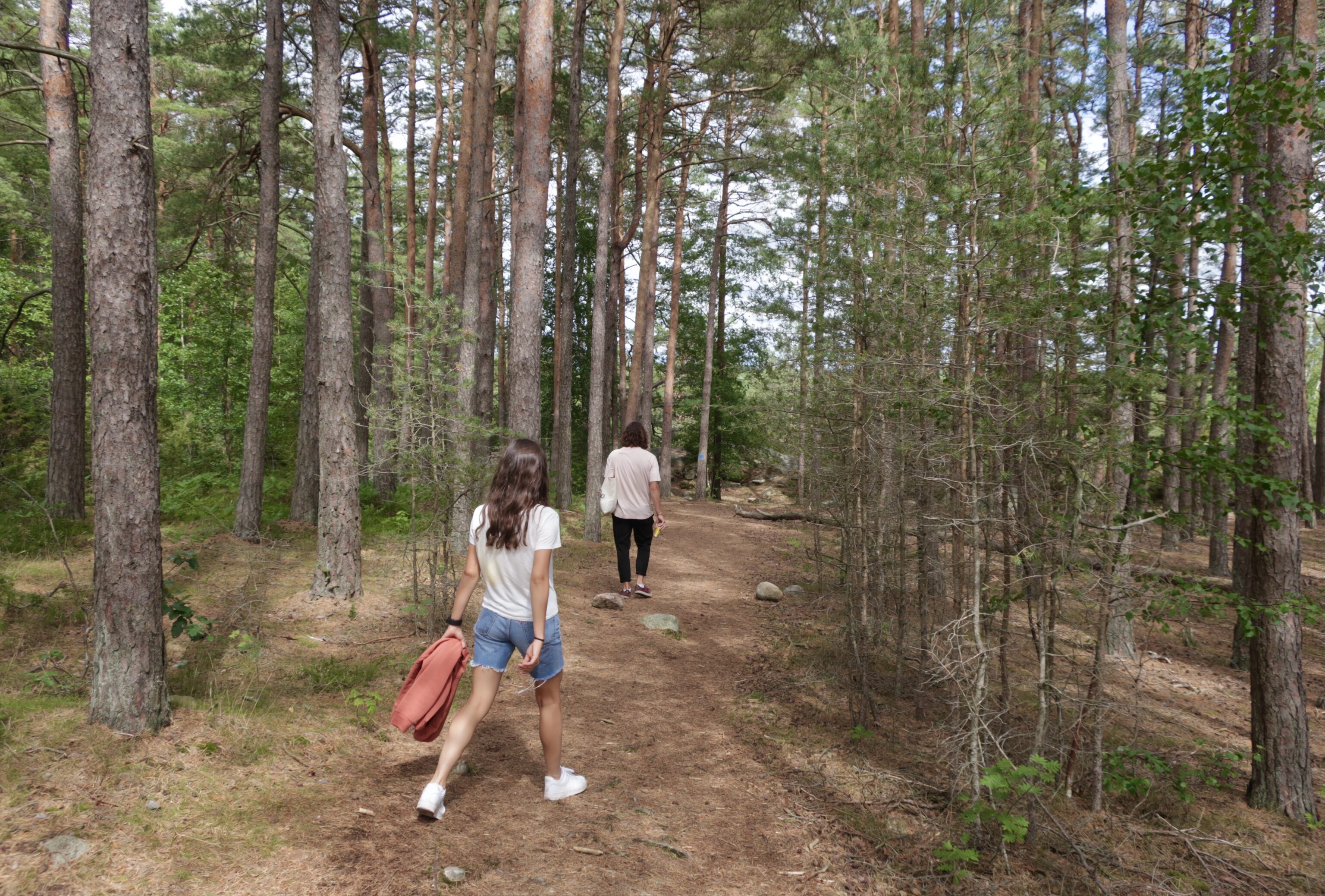 Jesper och Karin i skogen vid Fjällbacka, sommaren 2020.