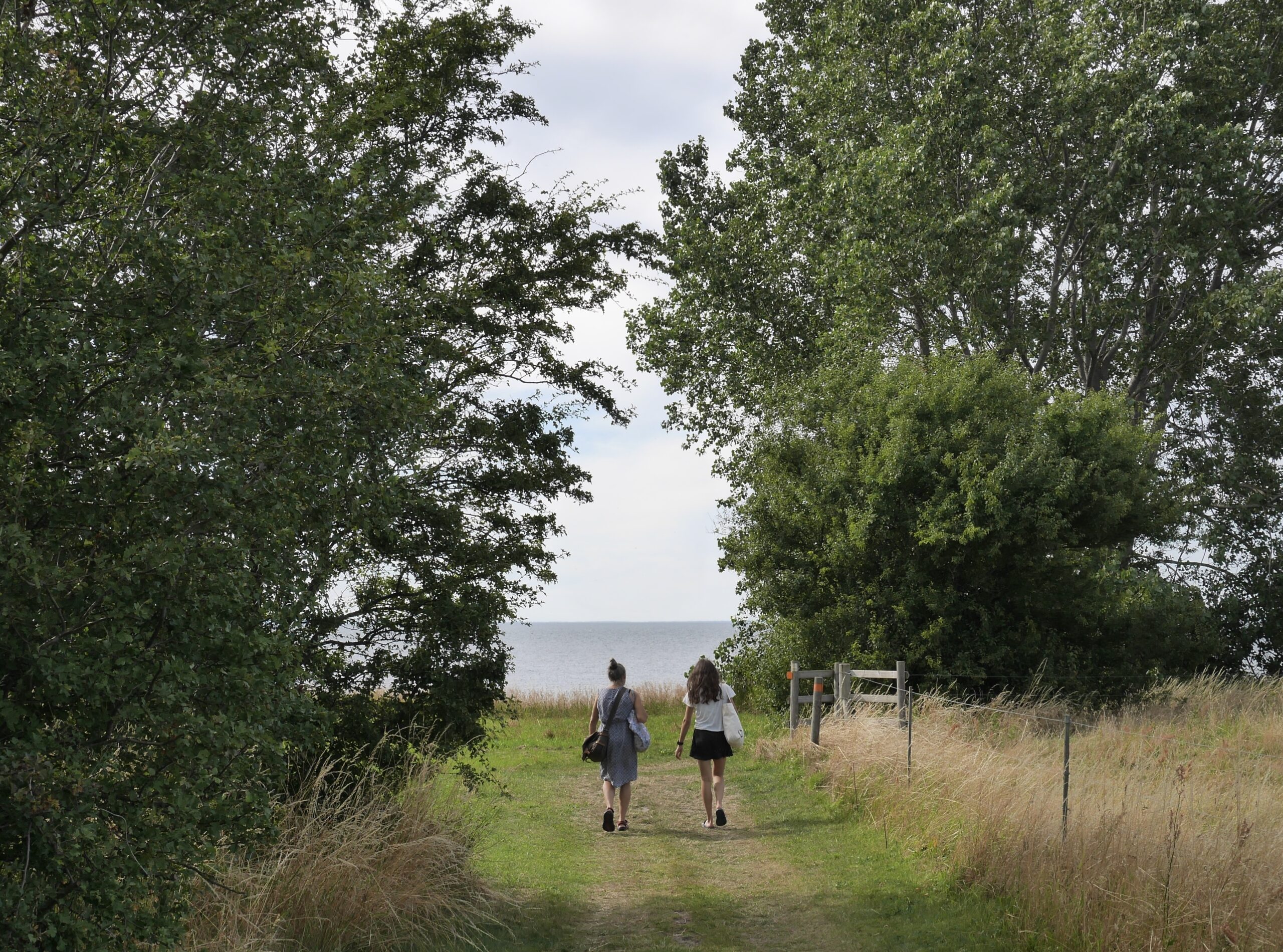 Eva och Karin på väg till stranden vid Barsebäck